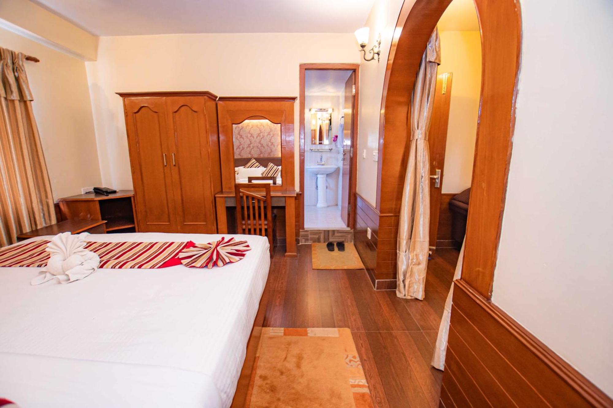 Hotel Crystal Palace Покхара Экстерьер фото