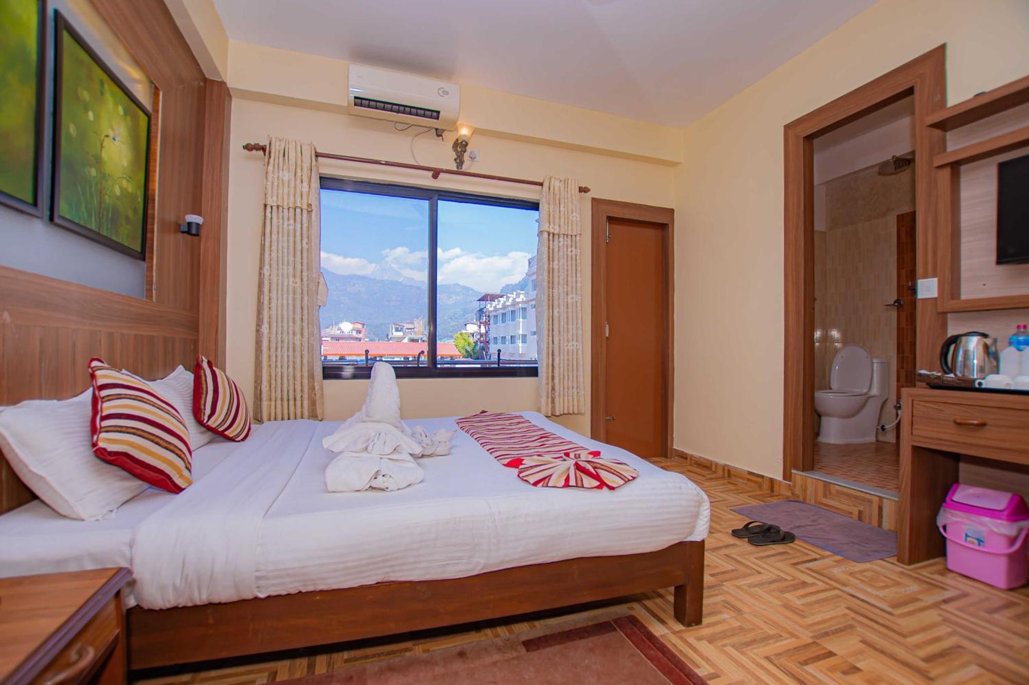 Hotel Crystal Palace Покхара Экстерьер фото