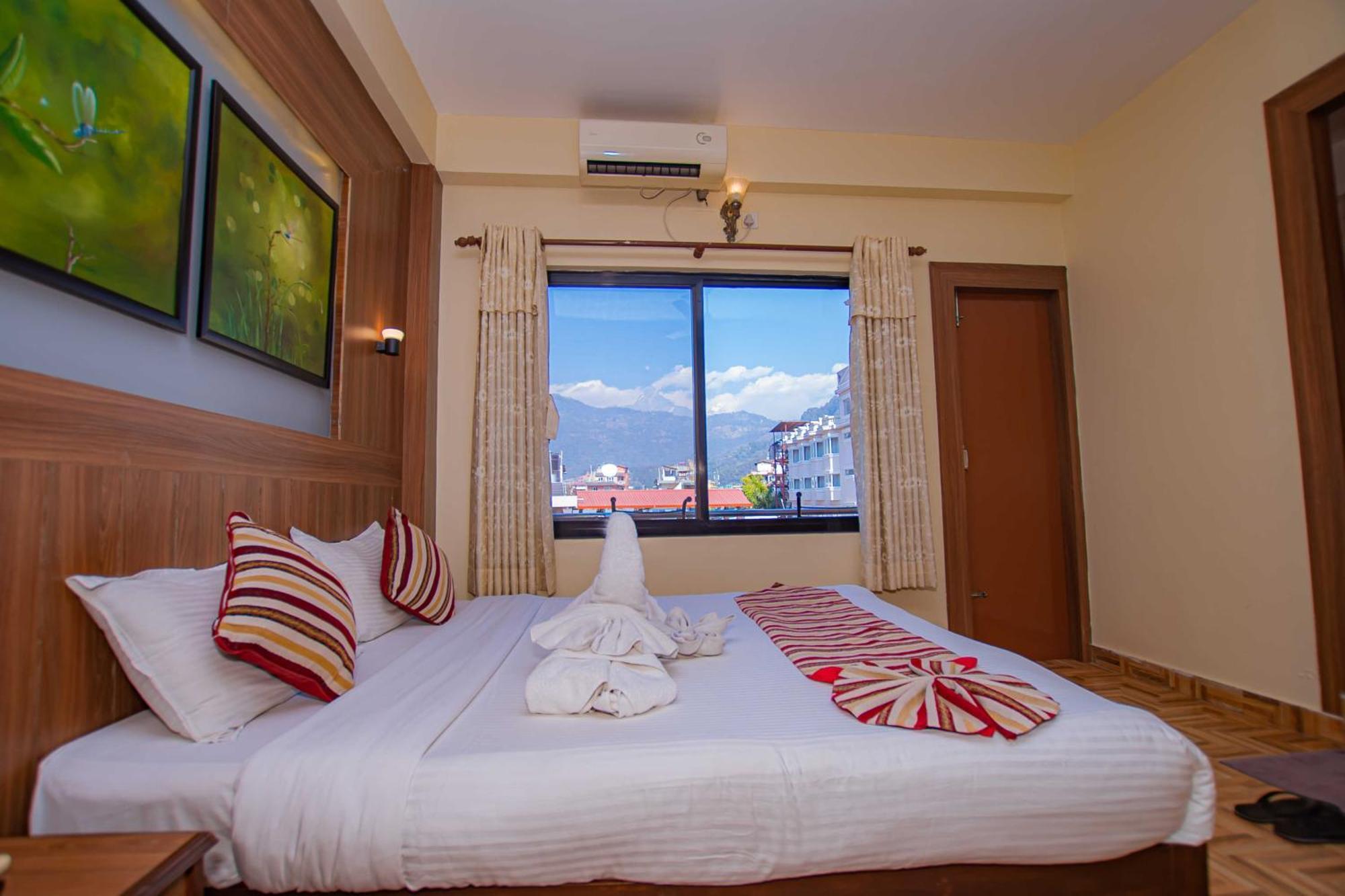Hotel Crystal Palace Покхара Экстерьер фото