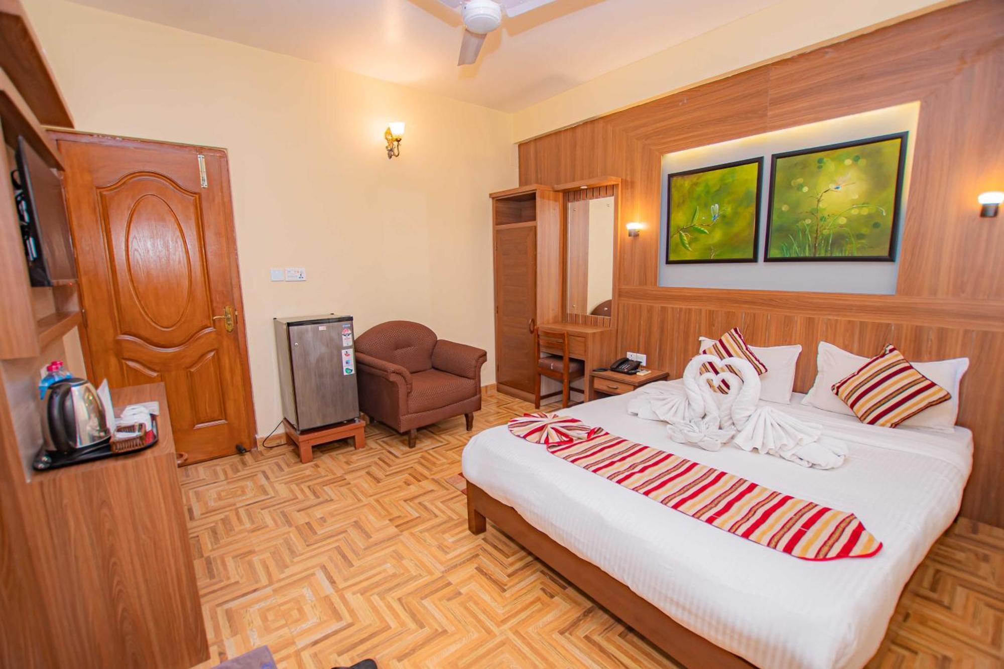 Hotel Crystal Palace Покхара Экстерьер фото