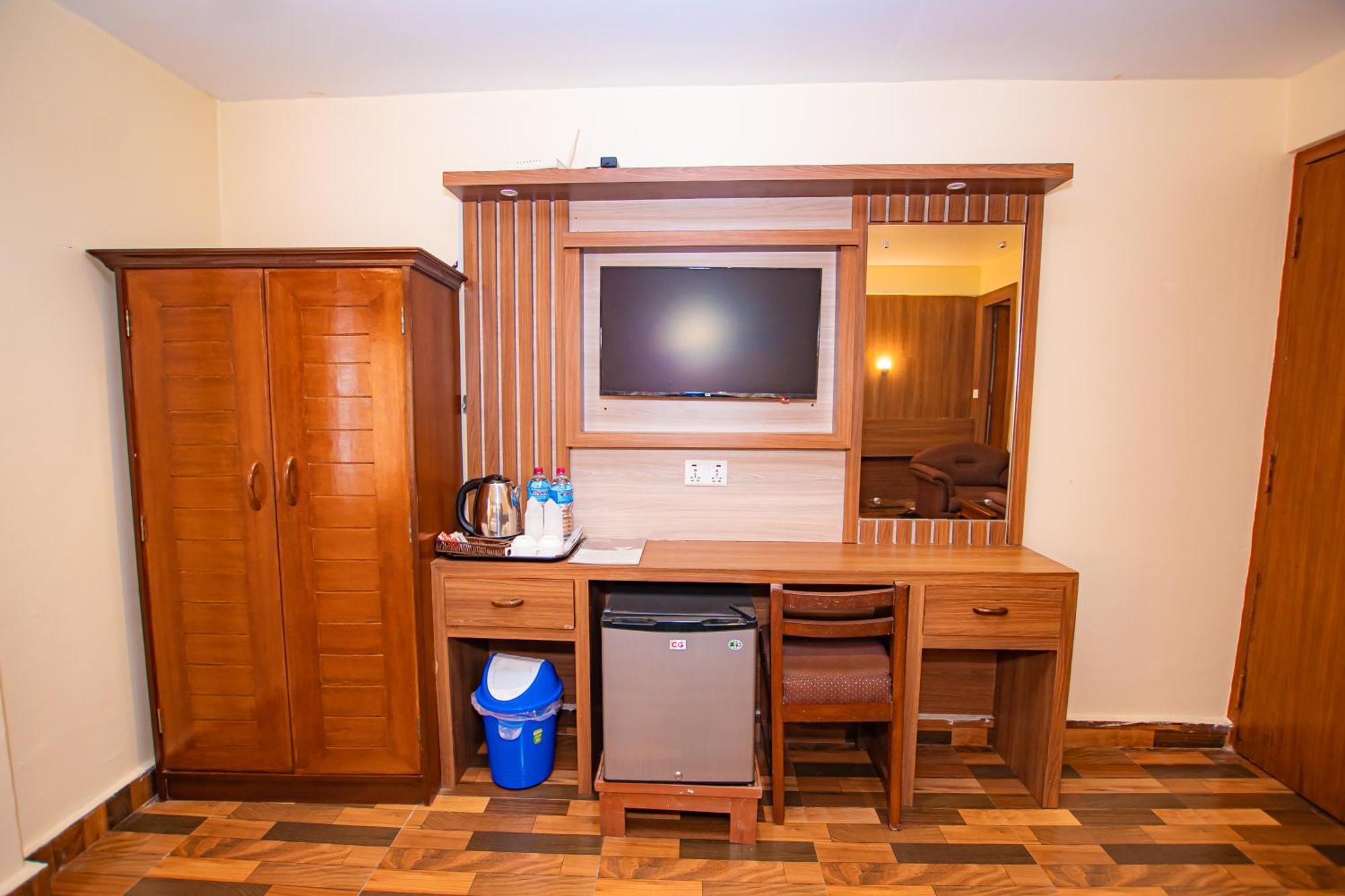 Hotel Crystal Palace Покхара Экстерьер фото