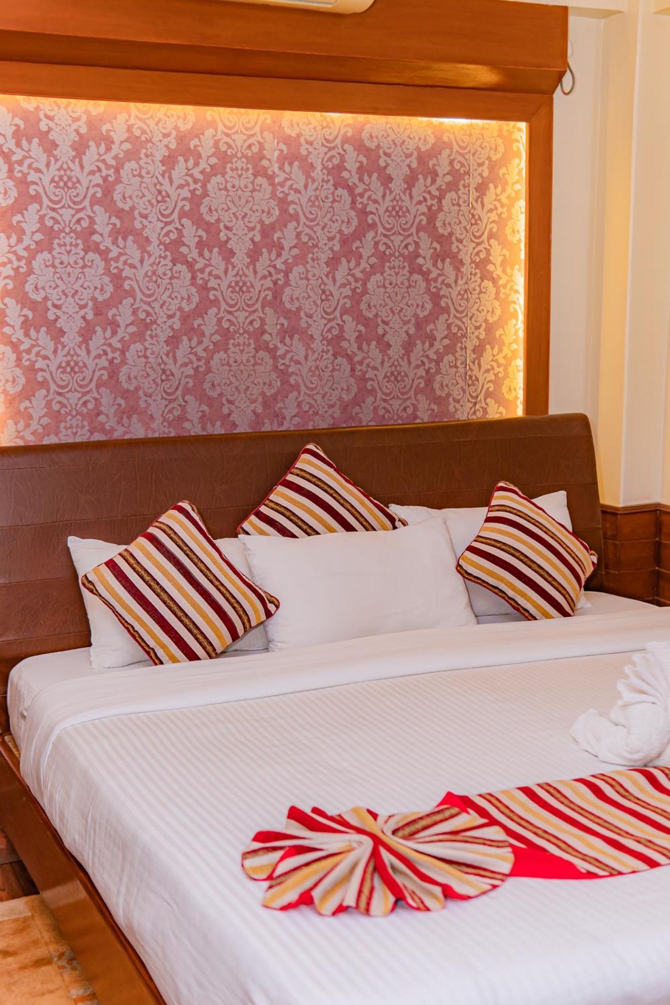 Hotel Crystal Palace Покхара Экстерьер фото